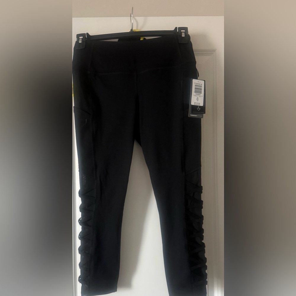 NWT Torrid Women’s Black Strappy Insert Crop Leggings